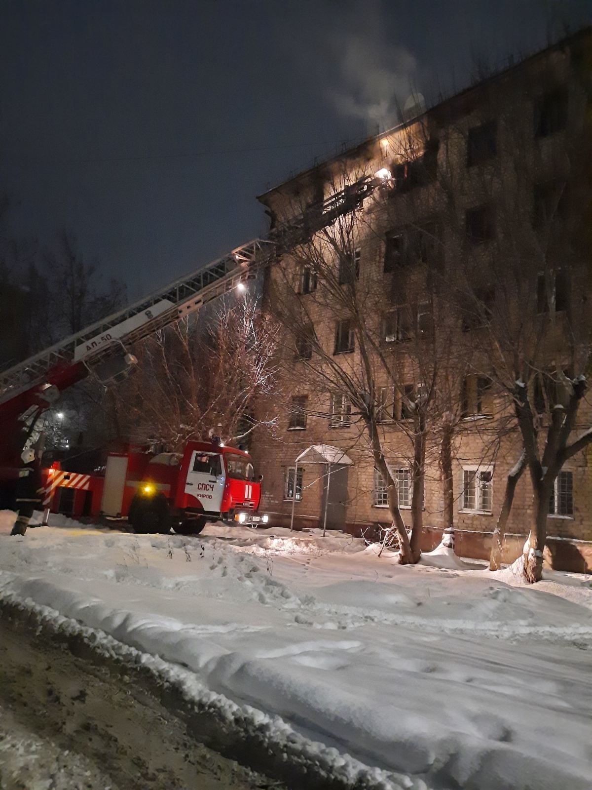 Пожарно-спасательные подразделения ликвидировали пожар в Нововятском районе  г. Кирова - Оперативная информация - Главное управление МЧС России по  Кировской области