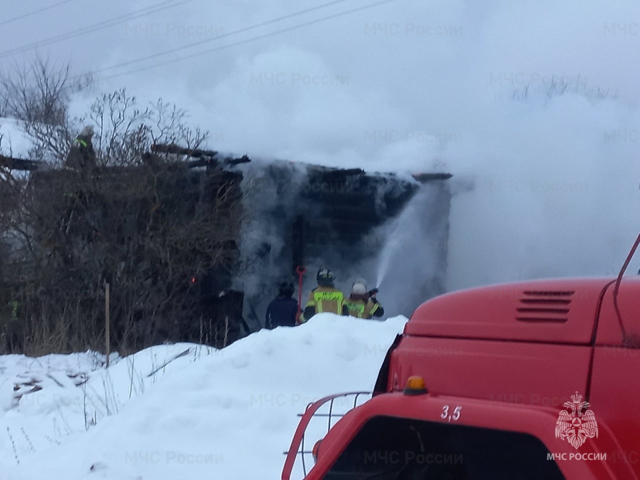 Пожарно-спасательные подразделения ликвидируют пожар в Санчурском муниципальном округе