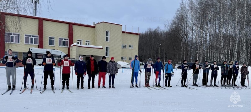 Сотрудники МЧС вышли на лыжню