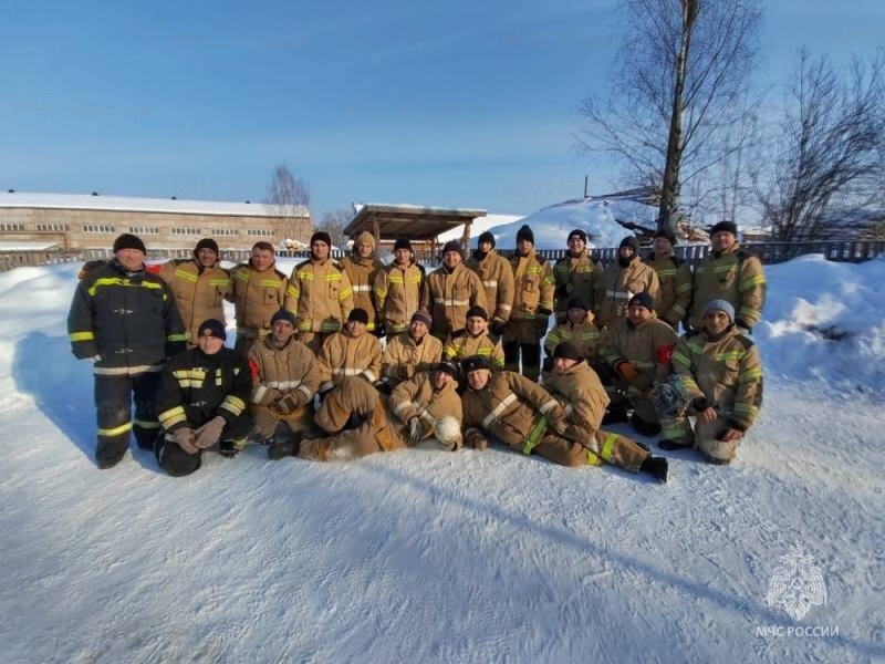 Фалёнские пожарные сыграли в футбол на снегу