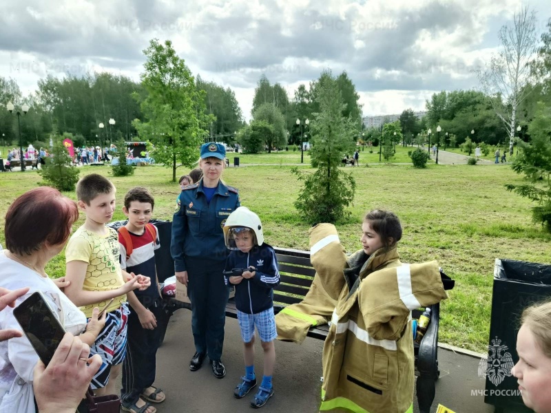 Кировские спасатели познакомили детей со своей профессией