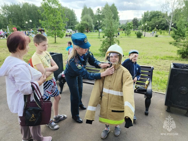 Кировские спасатели познакомили детей со своей профессией