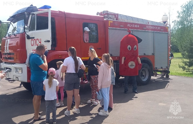 Кировские спасатели познакомили детей со своей профессией