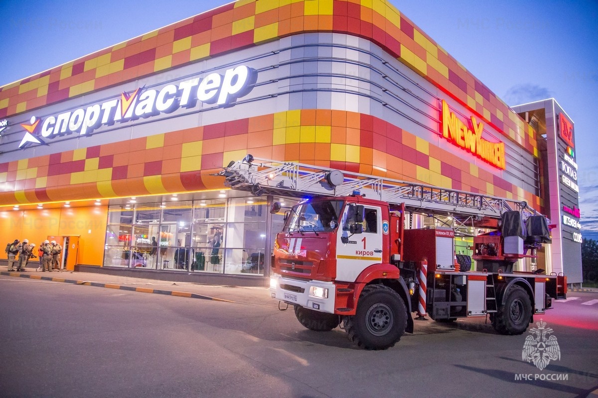 В одном из торгово-развлекательных центров города Кирова прошли ночные  учения сотрудников МЧС - Новости - Главное управление МЧС России по  Кировской области