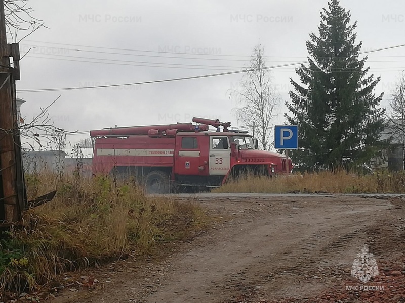 Огнеборцы спасли машину из горящего автосервиса