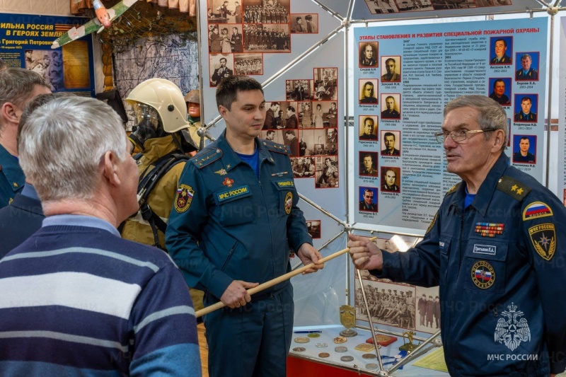 Председатель Поволжского совета ветеранов пожарных и спасателей провел "Урок Мужества" для кадетов