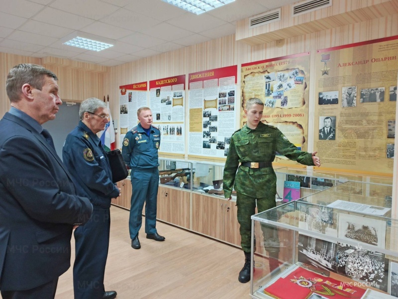 Председатель Поволжского совета ветеранов пожарных и спасателей провел "Урок Мужества" для кадетов