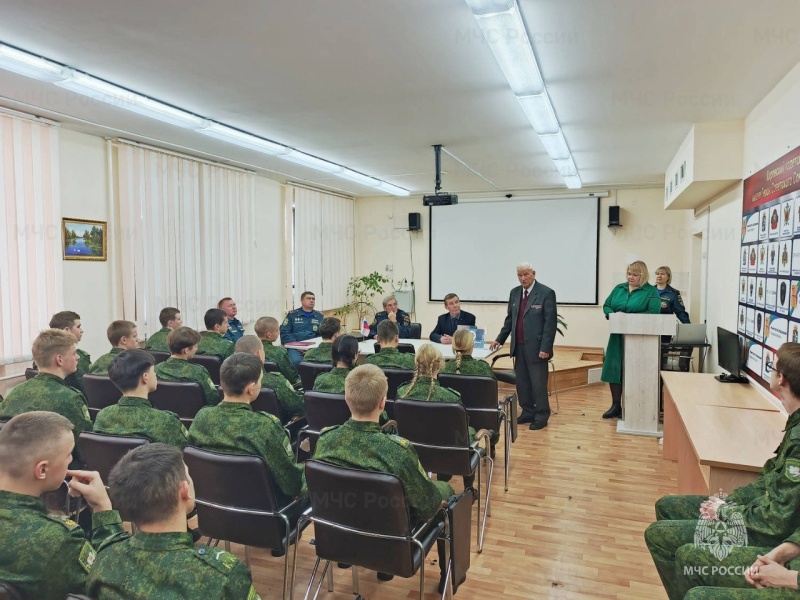 Председатель Поволжского совета ветеранов пожарных и спасателей провел "Урок Мужества" для кадетов